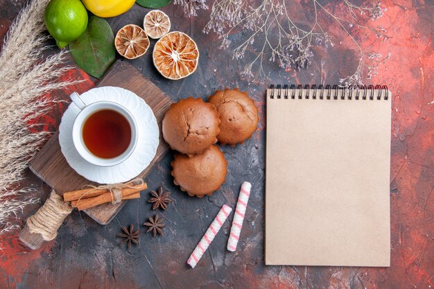 Karta z przepisem i filiżanka herbaty